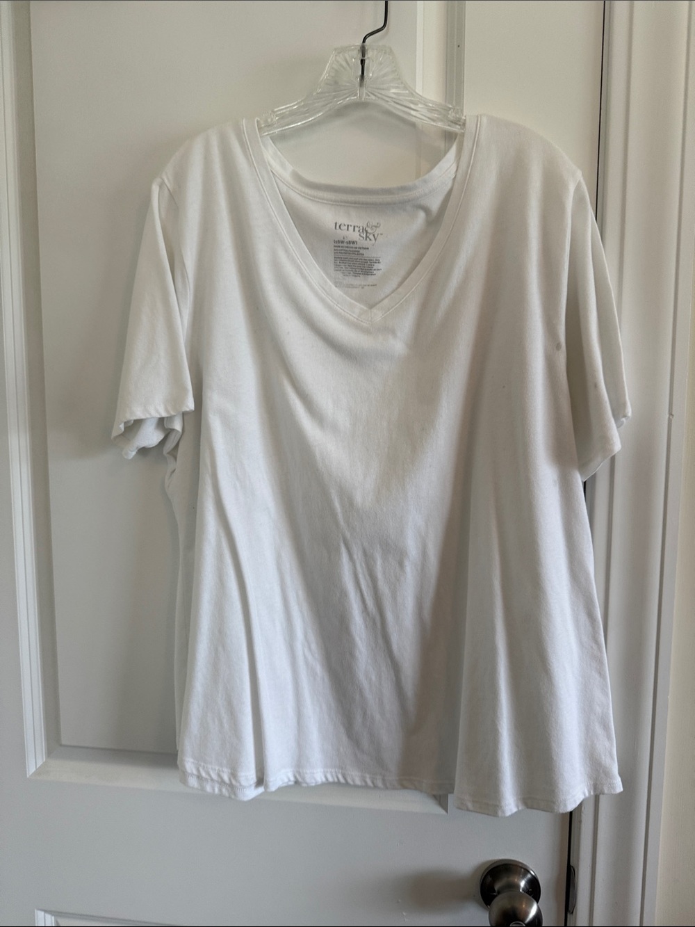 Terra & Sky Women's White V-Neck Short Sleeve Tee